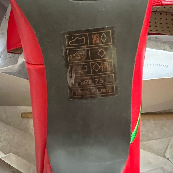 Unique Vintage Red Rose Embroidered Heels Size 7.5 B.A.I.T Footwear - Picture 7 of 9